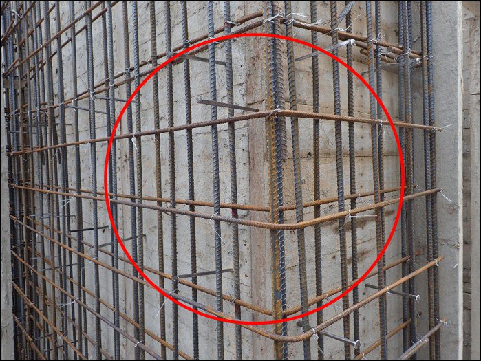 ▌「傳統工法」牆轉角鋼筋組件眾多，綁紮繁複；施工品質控管不易，轉角未符合結構標準圖之封閉圍束，受地震力容易造成牆體裂漏水問題。