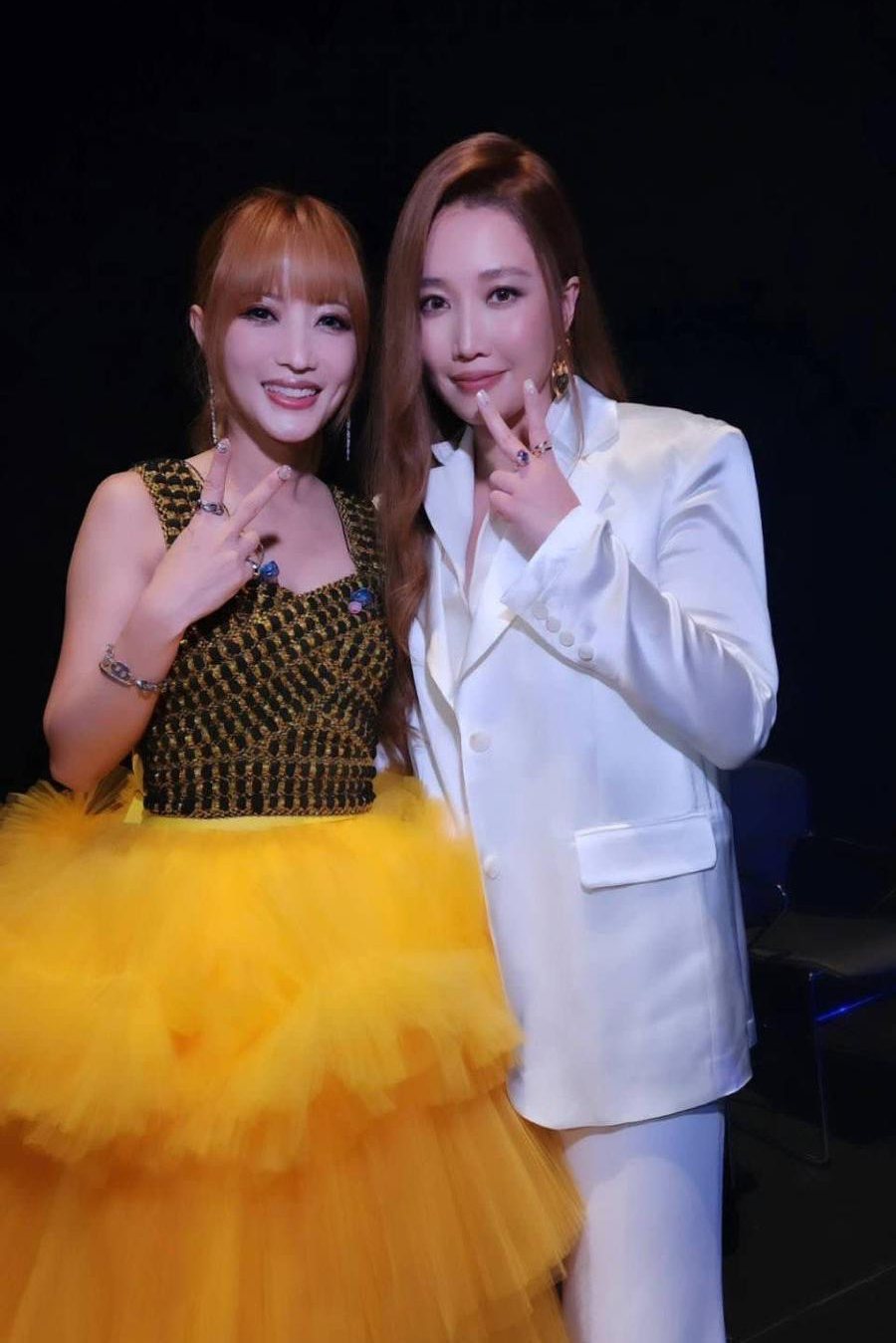 黄美珍（左）日前飞新加坡参加公益演唱会，与A-Lin同台演出。图／Unleash Your Light提供