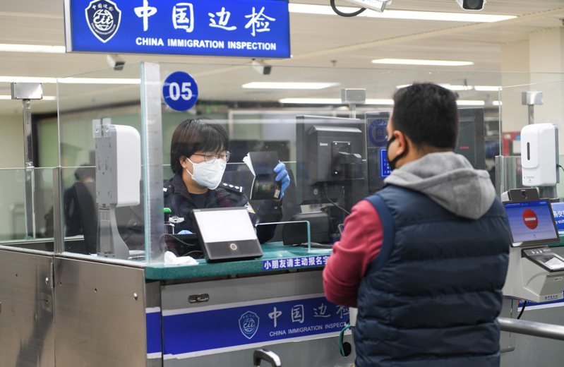大陸持續出招救觀光，已有10多個中國大陸駐外使館表示，將階段性調降赴陸簽證費，日本赴陸簽證費降幅達25%。圖為深圳海關對外國旅客做入境審查。（新華社）