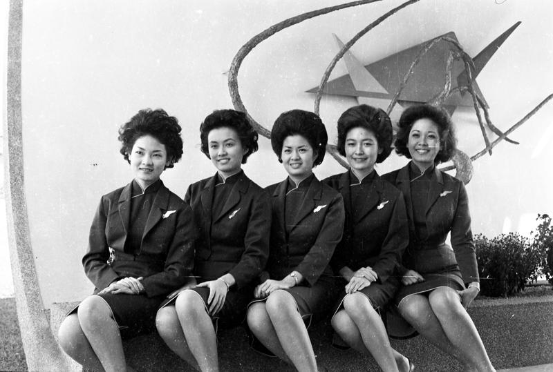 1963年12月9日，中華航空公司東線開航典禮在台北松山機場舉行，5名華航空服員合影。圖／聯合報系資料照片
