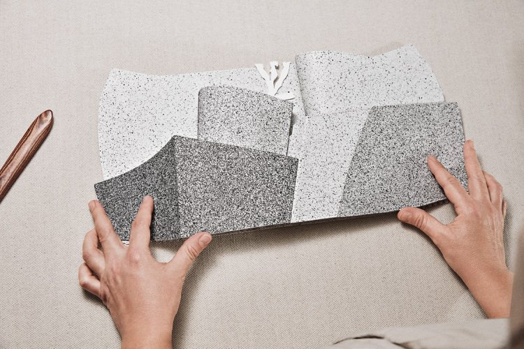 Capucines MM Concrete Pockets包款結合包款結構與3D水泥效果絲網印刷，向Frank Gehry設計的「畢爾包古根漢美術館」致敬。圖／Louis Vuitton提供