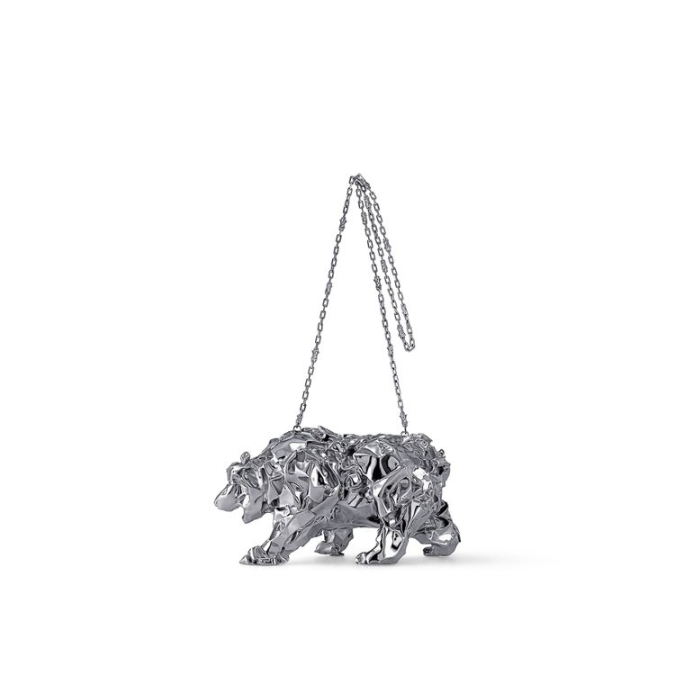 Bear With Us Clutch手提包將雕塑作品微縮、並將黃銅經鍍釕處理，精湛重現了雕塑的原始質感。圖／Louis Vuitton提供