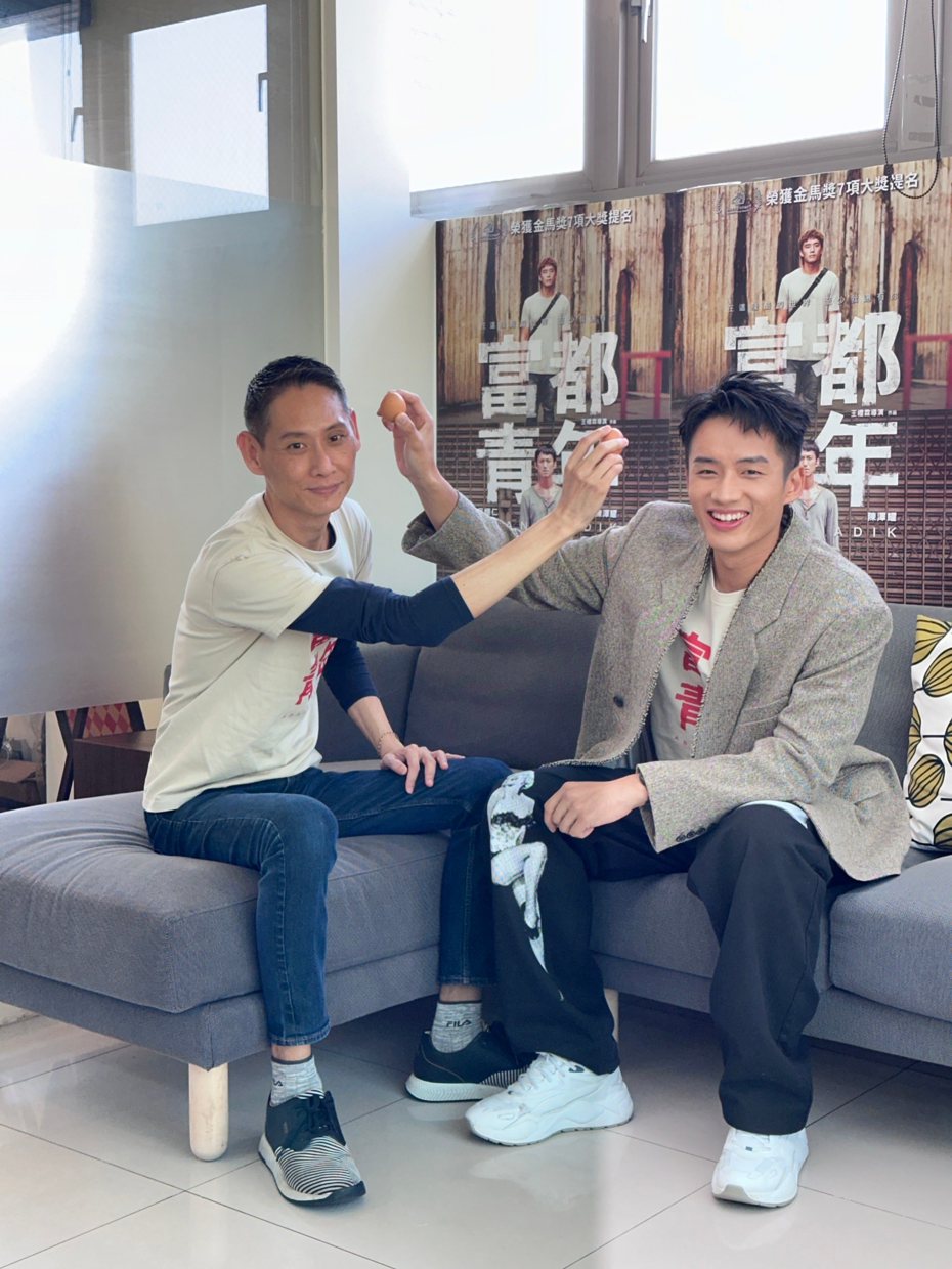 「富都青年」主演陳澤耀(右)與導演王禮霖重現片中經典的「額頭敲雞蛋」場景。圖／甲上提供