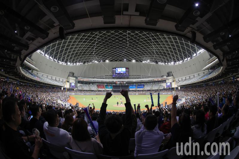 亞洲棒球錦標賽超級循環複賽今天開打，由中華隊對上日本隊，現場人潮爆滿。記者葉信菉／攝影