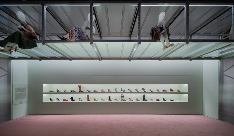 38雙Prada經典的皮鞋、厚底靴、長靴、高根鞋、厚底休閒鞋，都可在Green Store展區中大開眼界。圖／Prada提供