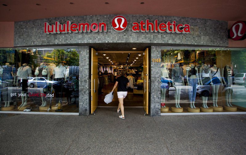 高檔運動服飾商Lululemon Athletica上季財報出色，但財測遜於預期，7日美股盤後股價跌近3%。路透