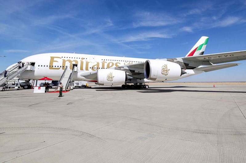 阿聯酋航空4日一架從澳洲珀斯飛往杜拜的客機因為遭遇強烈亂流，導致機上十多名乘客受傷，更有乘客上網自述撞破了機艙的天花板。資料照片。法新社