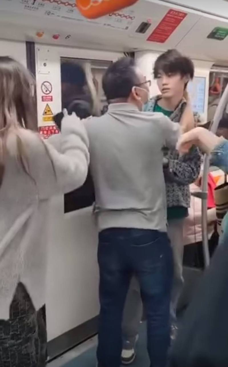 上海1名大叔逼人讓座，附近有年輕乘客看不過去幫忙解圍，卻被大叔捏頸威脅。（網上影片截圖）