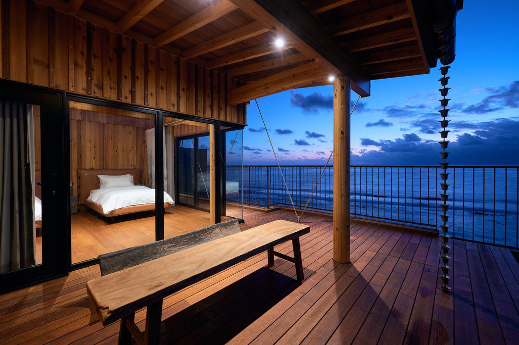位於綠島的青嶼味旅行館，在設計上考量島嶼環境與氣候，拿捏開窗尺度、增強防颱構造，...