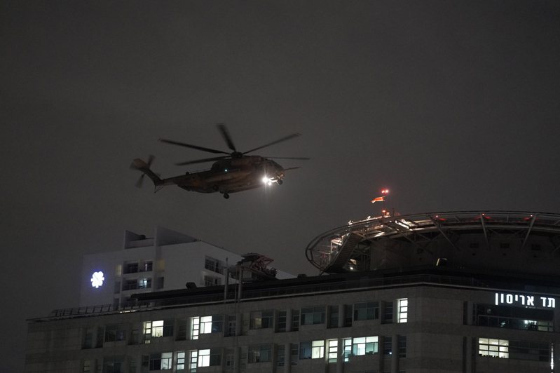 一架載著獲釋以色列人質的直升機，降落在特拉維夫的伊奇洛夫（Ichilov）醫院。（美聯社）