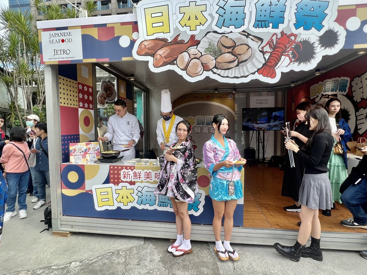 日本東北遊樂日舉辦海鮮祭活動，在台北宣傳推廣日本水產品。項家麟／攝影