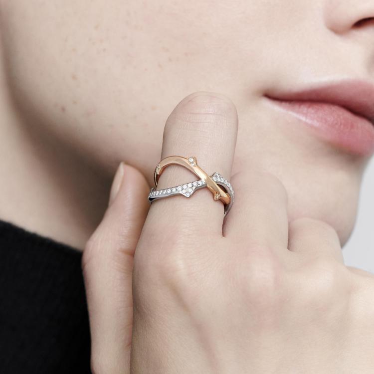 Bois de Rose 18K白金與玫瑰金鑲鑽戒指，價格未定。圖／Dior提供