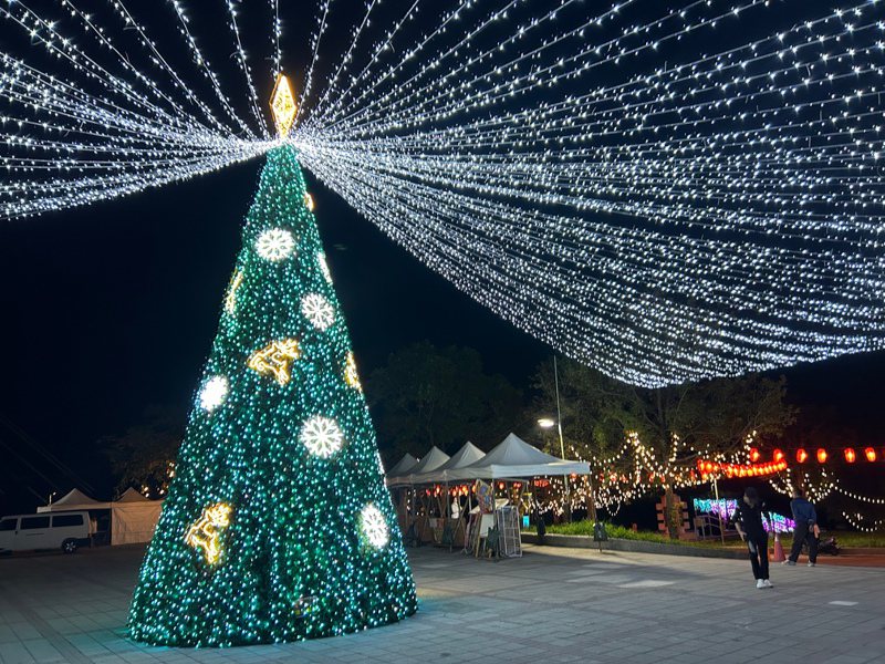 耶誕節快到了，台東知本溫泉區的忠義堂廣場豎立9公尺聖誕樹，入夜後耶誕氣氛濃厚。記者徐白櫻／攝影