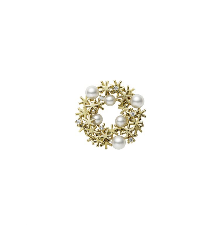 MIKIMOTO聖誕花圈造型胸針，18K黃金鑲嵌鑽石與日本Akoya珍珠，62,000元。圖／MIKIMOTO提供