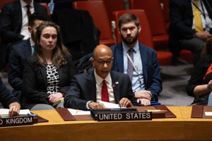 美國駐聯合國副大使伍德（前）8日在聯合國安理會說明美方反對立即停火的理由。法新社