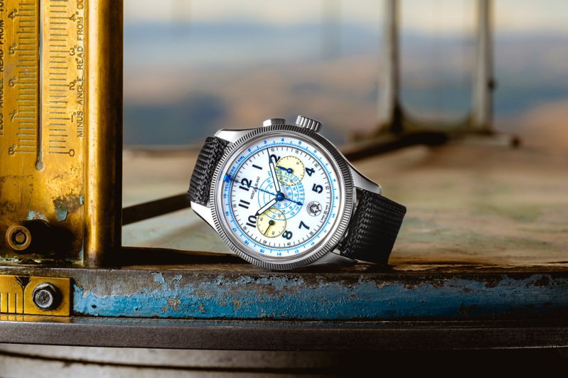 MONTBLANC 1858系列Minerva單按把計時腕錶「Blue Arrow」P.05 for Collective，精鋼表殼、手上鍊機芯、42毫米、單按把計時碼表，限量發行30只，定價34,500美元。圖／Montblanc提供