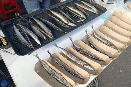 高雄前鎮漁港今、明兩天舉辦秋刀魚節，現場提供現烤秋刀魚讓民眾試吃 。圖／海洋局提供