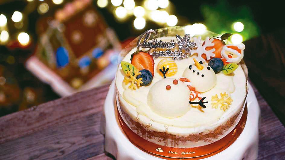 耶誕節蛋糕「微笑雪人」，造型精美且口感綿密，房客加購享85折。圖／大地酒店提供