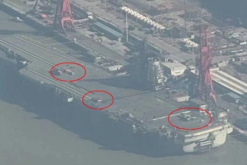 長興島船塢內的福建艦近日拍到有2 部小紅車正同時測試電磁彈射，而在甲板後端有一架...