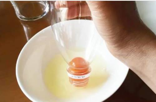 寶特瓶DIY再利用：分蛋器。 圖／快適生活進行中