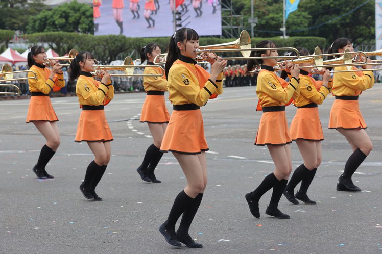 有「橘色惡魔」稱號的日本京都橘高校吹奏部，滿滿的活力為觀眾帶來精彩表演。記者許正宏／攝影
