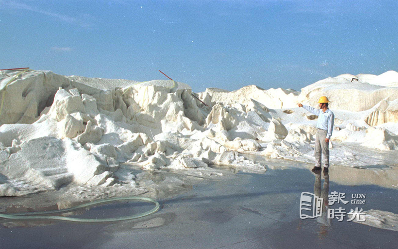 台鹽通霄鹽廠的曬鹽場，持續向鹽堆噴水，形成類以冰山雪地的奇景。聯合報系資料照（1998/01/08 劉榮春攝影）