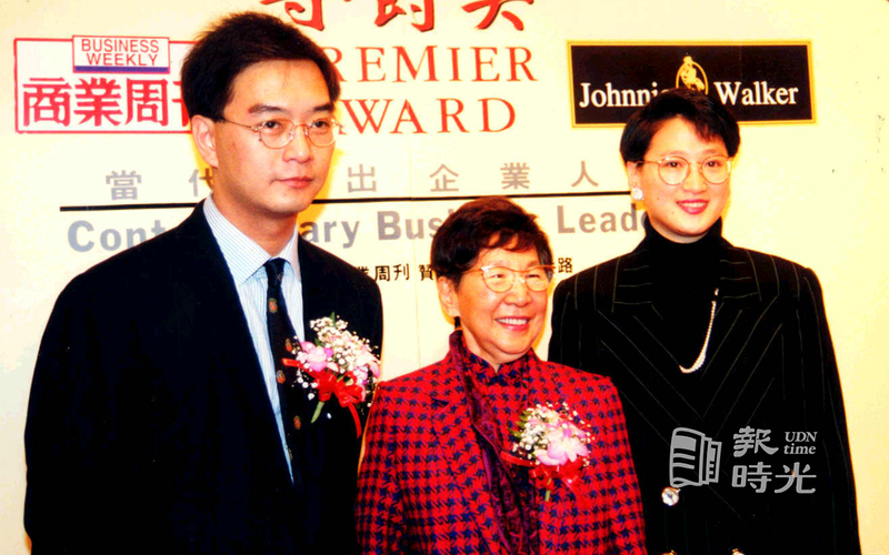 僅30出頭的裕隆公司首席副總經理嚴凱泰(左)成為「尊爵獎--關懷類」最年輕得主，裕降董事長吳舜文(中)、妻子陳莉蓮(右)別出席觀禮。 聯合報系資料照（1994/01/20 林建榮攝影）