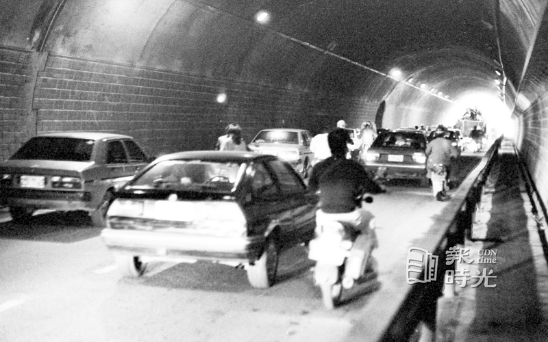 位於辛亥路上的辛亥隧道又名南一號隧道，簡稱南一隧道，位於台北市文山區辛亥路三段與四段之間的公路隧道。 聯合報系資料照（1972/02/13 高鍵助攝影）