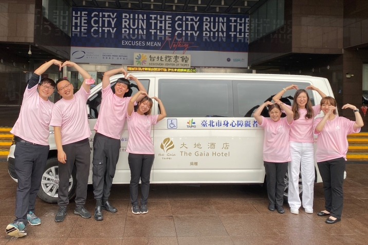 大地酒店董事長王雪梅（右二）率大地團隊捐贈復康巴士給臺北市政府。 大地酒店／提供