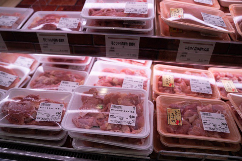 日本部分地區爆發禽流感疫情，新加坡食品局8日宣布暫停進口佐賀、鹿兒島、茨城和琦玉等地生禽肉，禁令自11月25日至12月3日開始生效。新華社