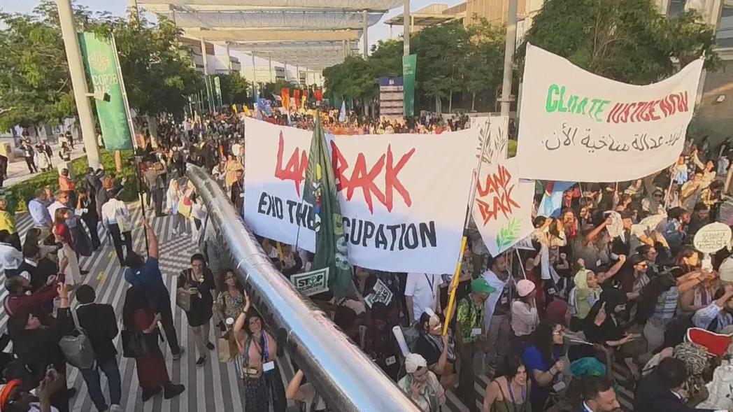 COP28遊行領頭團體聲援加薩走廊，呼籲以巴停火，不要傷害無辜人民。攝影/記者 ...
