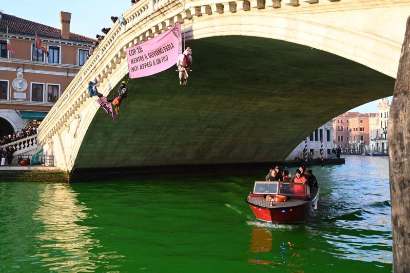 義大利當地時間9日，環保倡議人士將威尼斯大運河染綠，抗議COP28聯合國氣候峰會缺乏實質進展。法新社