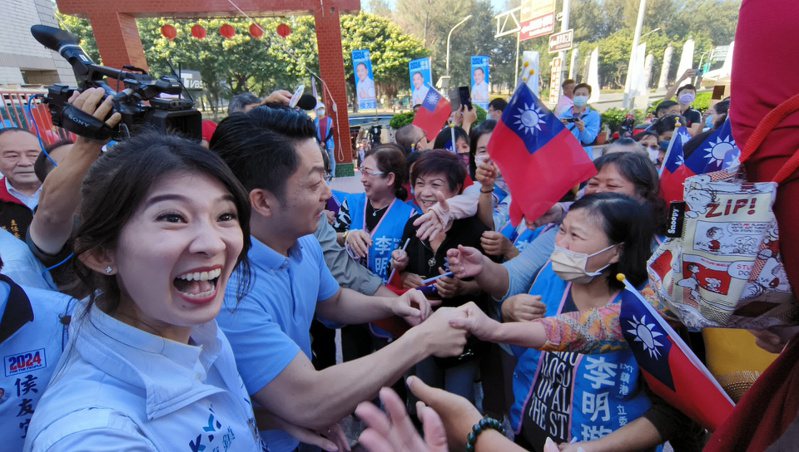 台北市長蔣萬安今南下高雄輔選，除了吸引婆婆媽媽，周邊也增加不少年輕人，人氣滿檔。記者卜敏正／攝影