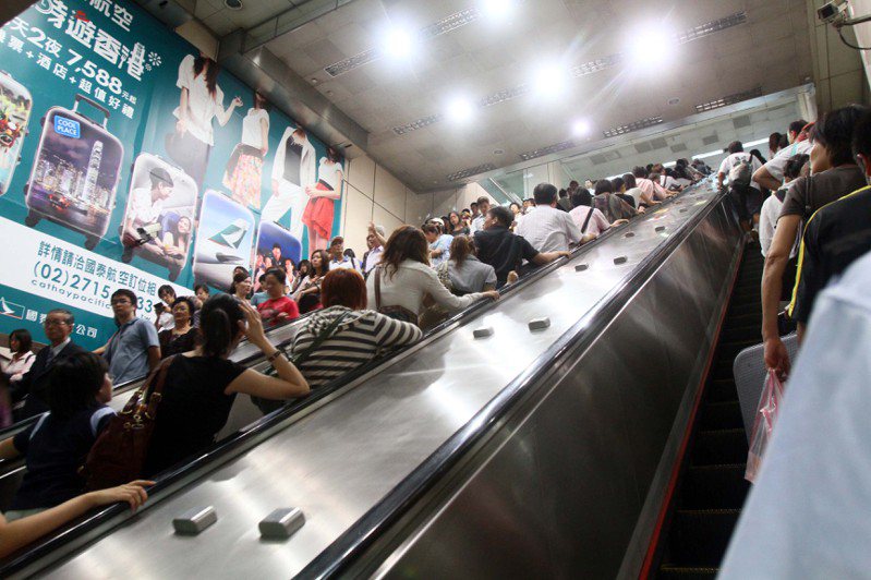 台北捷運手扶梯近一年故障停機就高達674次，保養當天就出現故障更佔1成，議員要求北捷應改善。示意圖。圖／聯合報系資料照