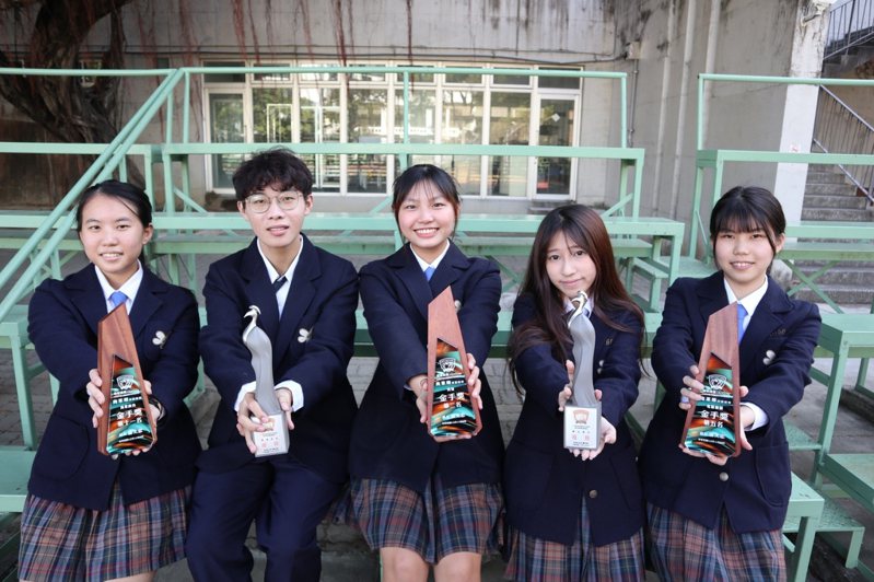 台南市光華高中學生參加全國商業類學生技藝競賽，5名學生中有3人勇奪3座大會最高榮譽金手獎，成績耀眼。圖／光華高中提供