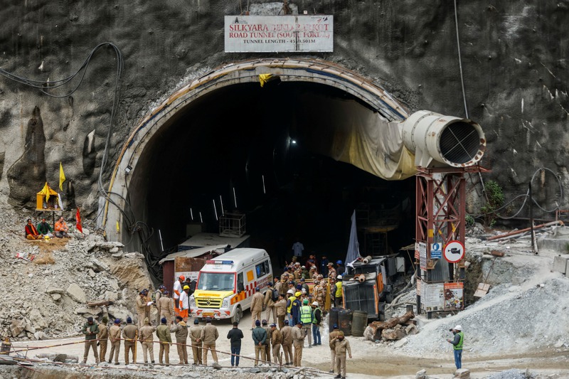 印度喜馬拉雅山區一座施工隧道上月驚傳坍塌，導致41人受困，而工程人員日夜工作，用最先進機具在破碎岩石中鑽出一條安全通道，但到頭來，還是得靠12名「鼠洞礦工」帶著建築工人們脫困。路透