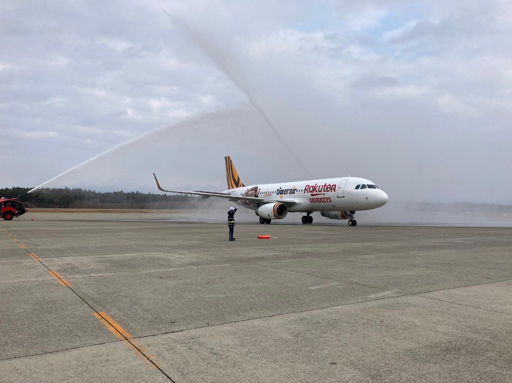 秋田機場安排灑水慶祝儀式迎接台灣虎航首航班機。台灣虎航提供