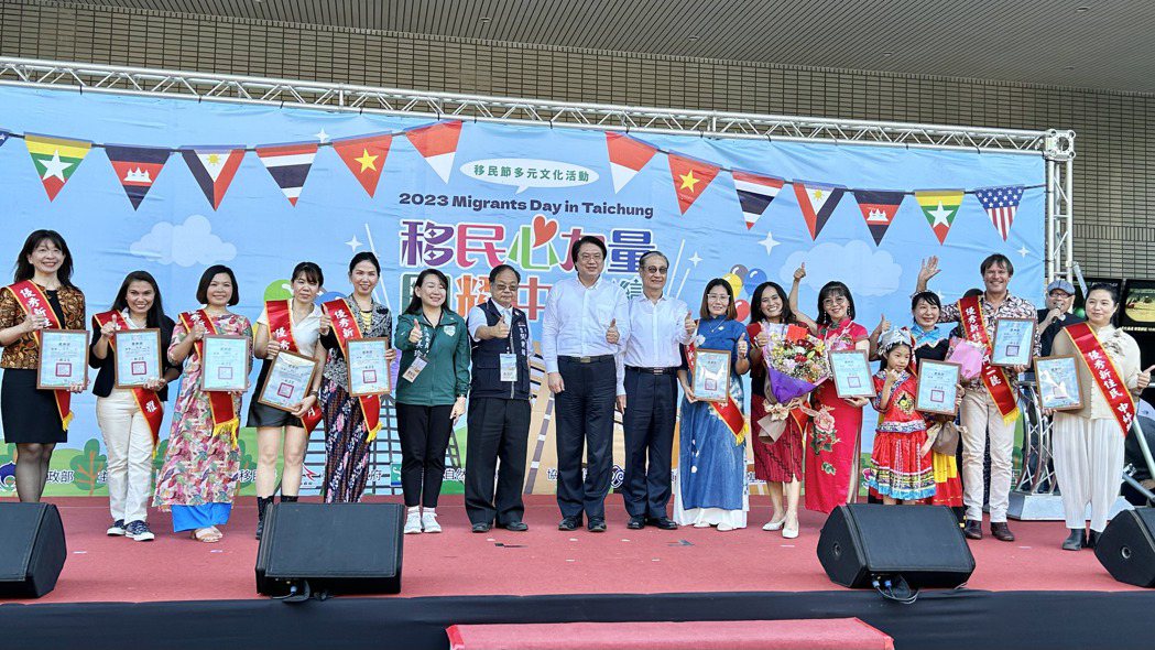 內政部長林右昌(左8)頒獎表揚優秀新住民，感謝他們為台灣挹注新力量。記者宋健生/...