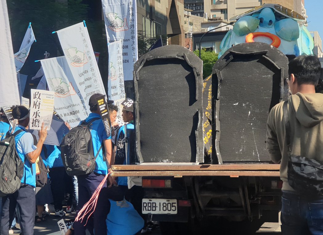 台灣移工聯盟今日下午舉辦兩年一度的移工大遊行，一輛卡車載運象徵「政府沉睡叫不醒，...