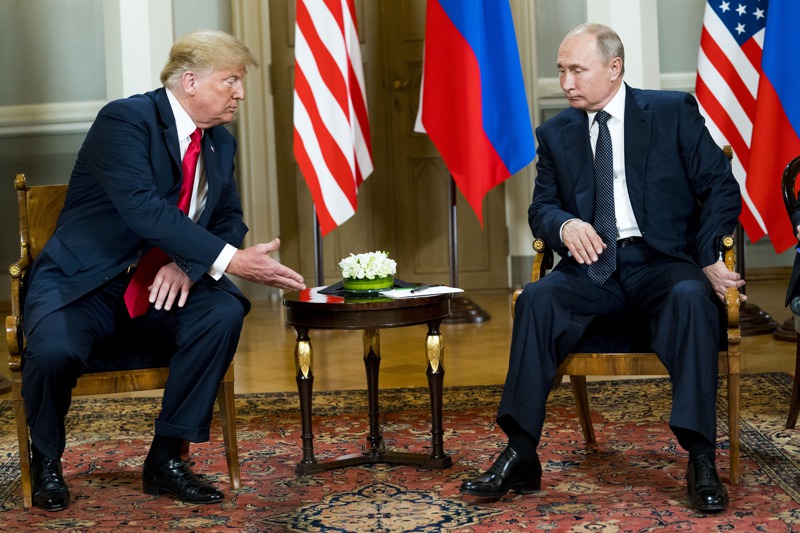 美國前總統川普（左）多次表明，他會在「24小時內」解決俄烏戰。圖為2018年他與俄國總統普亭在芬蘭赫爾辛基會晤。圖／紐約時報