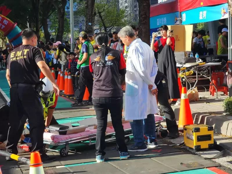 台中城市半程馬拉松今早舉辦，有2名男女參與者昏倒，無生命跡象，經急救後救回送醫。圖／讀者提供