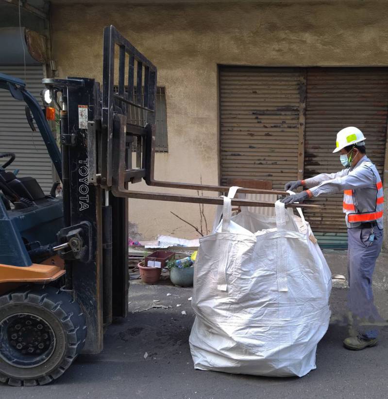台南市環保局推動自用住宅石綿建材清理，民眾若要拆除，必須委託專業單位清理。圖／南市環保局提供