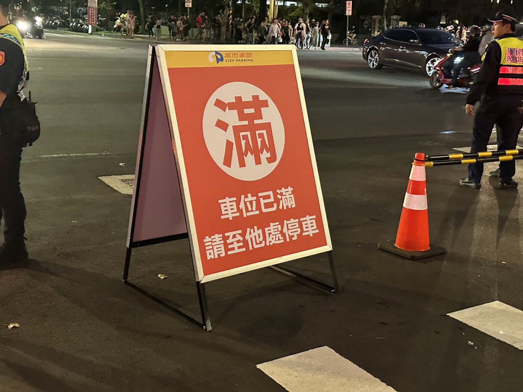 台北大巨蛋停車場969格汽車停車格在17時35分全滿。記者洪子凱／攝影