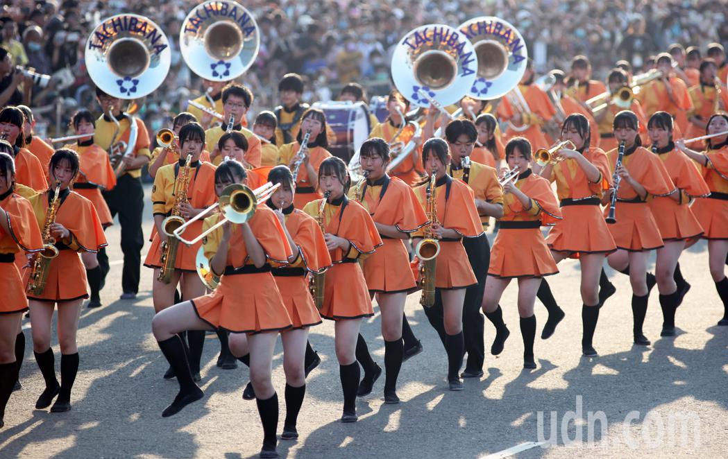 日本京都橘高校吹奏樂部今天下午在高雄時代大道演出，現場吸引8.5萬人觀賞，熱情活...