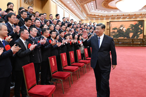中共總書記習近平11月6日在北京人民大會堂會見全國「楓橋式工作法」入選單位代表。新華社
