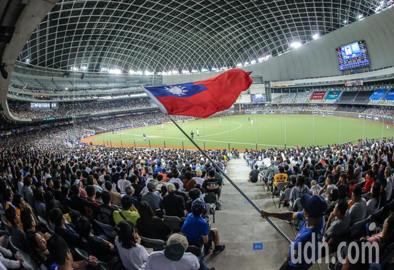 台北大巨蛋今天迎來亞錦賽決賽，由中華隊與日本隊爭奪冠軍，超過2萬人進到大巨蛋觀賞比賽，縱使九局上中華隊仍未取得一分，巨幅國旗仍然飄揚在球場。記者曾原信／攝影