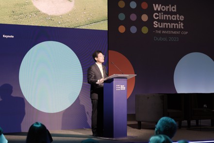 玉山金控黃男州董事長受邀於COP最大周邊會議世界氣候峰會，代表台灣金融業以「超越銀行的經營」專題發表演說。玉山金控／提供