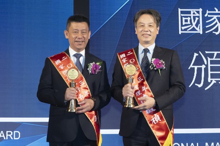 台達電執行長鄭平（左）獲「國家傑出執行長獎」、人資長陳啟禎獲「國家傑出經理獎」肯定。
台達電／提供