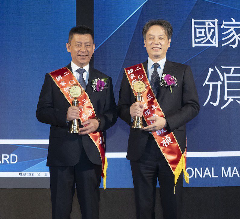 台達電執行長鄭平（左）獲「國家傑出執行長獎」、人資長陳啟禎獲「國家傑出經理獎」肯定。
台達電／提供