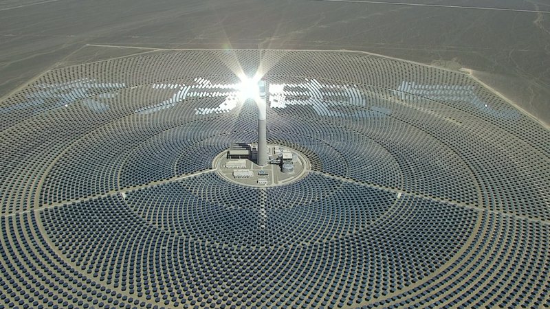 由東方鍋爐參建、被網友稱為「超級鏡子發電站」的哈密50兆瓦光熱發電項目。圖／本報四川德陽傳真